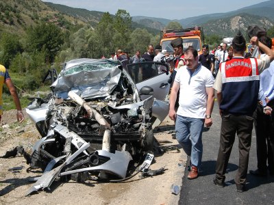 Otomobil park halindeki su tankerine çarptı: 4 ölü, 1 yaralı