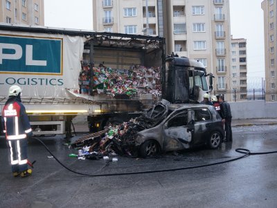 Otomobilde başlayan yangın TIR’ı da yaktı