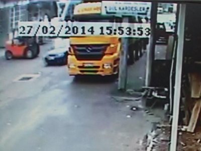 Otomobilin jilet gibi kesildiği kaza güvenlik kameralarına yansıdı (Özel)