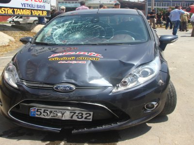 Otomobille motosiklet çarpıştı 1 kişi yaralandı