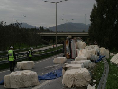 Pamuk yüklü TIR devrildi