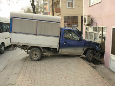 Panelvanla çarpışan kamyonet berber dükkanına girdi