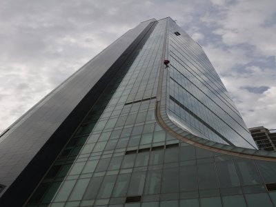 Paraşütüyle en yüksek binada asılı kaldı