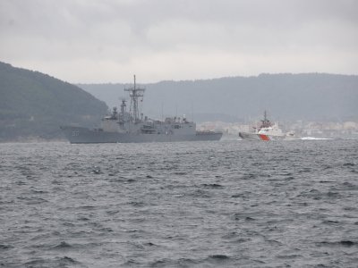 Pervanesi Kırılan Amerikan Savaş Gemisi Römorkörlerle Boğazdan Geçirildi