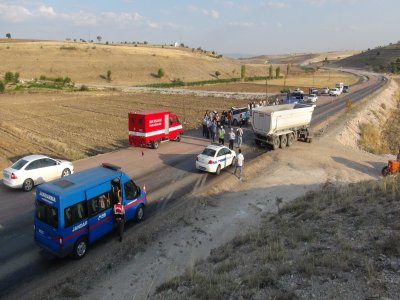 Pikap, TIR'la çarpıştı: 1 ölü