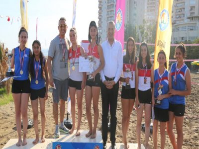 PLAJ VOLEYBOLU ŞAMPİYONLARI KUPALARINI ALDI