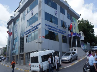 Polis, bayrağı indirmeye çalışan şahsı ayağından vurdu