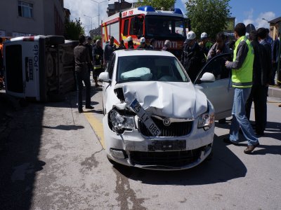 Polis otosu kaza yaptı: 3 yaralı