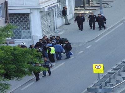 Polis Tarlabaşı’nı kapattı