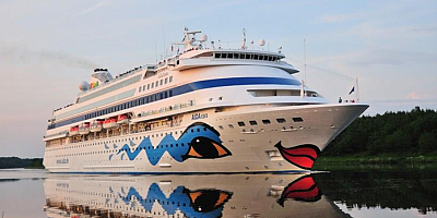 Protestocular Rus Turistleri Taşıyan 'Astoria Grande' Yolcu Gemisini Erken Kalkışa Zorla