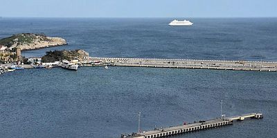 Rus yolcu gemisi dalgakırana çarptı!