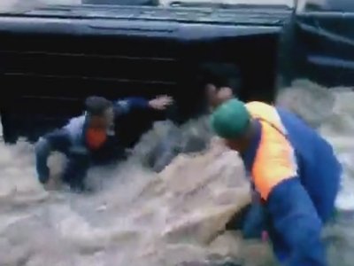 Rusya’da sele kapılan araçtan sürücü ve ailesi son anda çıkarıldı