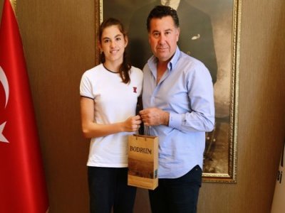 ŞAMPİYON YÜZÜCÜDEN BAŞKAN KOCADON’A ZİYARET