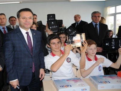 Samsun'da 839 öğrenci tabletlerine kavuştu