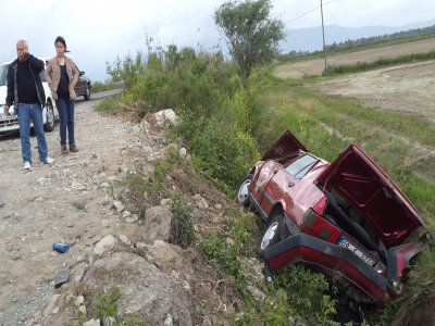 Şarampole uçan araçtan yaralı kurtuldu