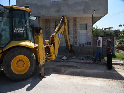 Sarıçam Belediyesi yol ve kaldırım çalışmasına başladı