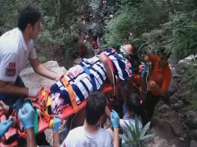 Şelaleden düşen Malezyalı turist kurtarıldı