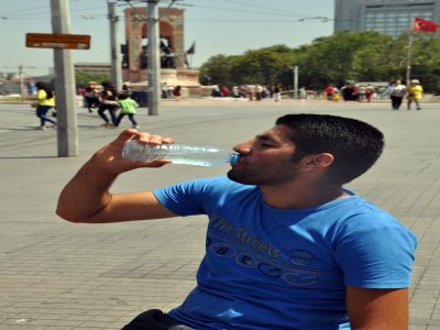 Sıcakdan bunalan İstanbullular sahillere koştu