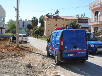 Side'de 4 otomobilin camları kırılarak hırsızlık yapıldı