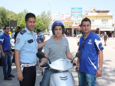 Silifke de motosiklet kullanıcılarına ücretsiz kask dağıtıldı