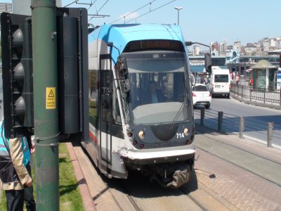 Sirkeci’de Tramvay İle Otobüs Çarpıştı: 3 Yaralı