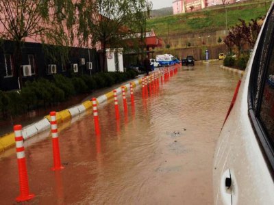 Şırnak’ta bir saatlik yağmur hayatı felç etti