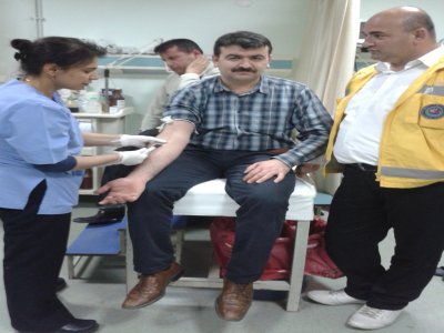 Şişedeki mazotu su zannederek içen öğretmen hastanelik oldu