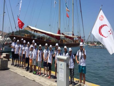 STS BODRUM OKUL GEMİSİ DENİZ İZCİLERİNİN KAMPI OLDU