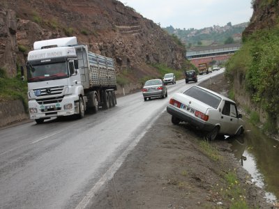 Su kanalına düşen otomobilin sürücüsü, aracı bırakıp kaçtı