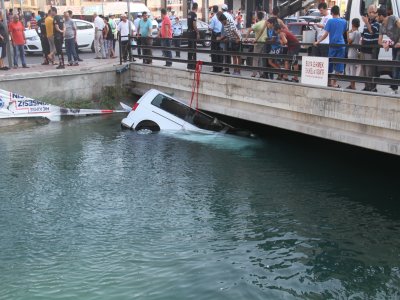 Sulama kanalına düşen araçta can pazarı yaşandı