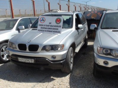 Suriye'den sahte belgelerle yurda sokulan lüks araçlara el konuldu
