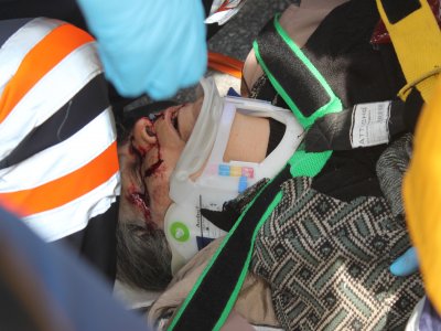 Takla atan otomobilde sıkışanları AKS ekipleri kurtardı