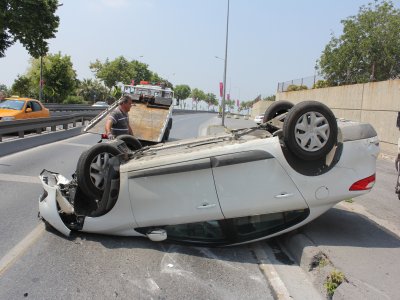 Takla atan otomobildeki tapu belgeleri etrafa saçıldı
