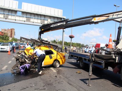 Taksi metrobüs bariyerlerine çarptı: 1 ölü