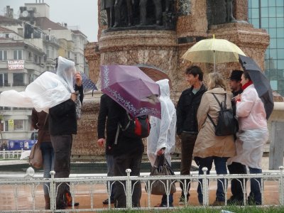 Taksim`de Yağmur Hayatı Olumsuz Etkiliyor