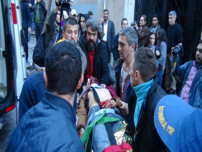 Taksim'deki patlamada yaralananlar hastaneye kaldırıldı