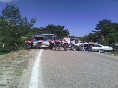 Tarım işçilerini taşıyan minibüs otomobille çarpıştı: 1 ölü 6 yaralı