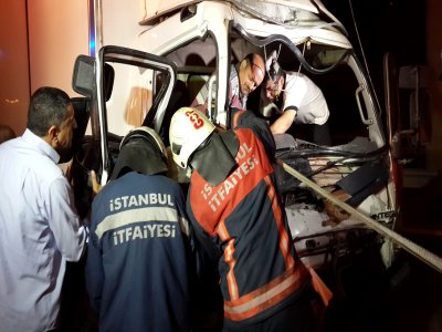 TEM'de kaza: Sıkışan yaralı güçlükle çıkarıldı