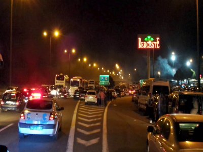 TEM’de tesisler doldu, tatilciler sahurlarını yola kurdukları sofralarda yaptı