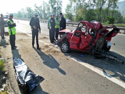 TEM'de TIR park halindeki otomobile çarptı: 1 ölü, 3 yaralı