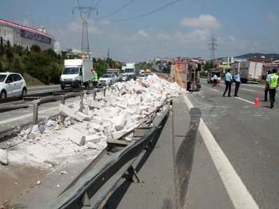 TEM'deki kaza trafiği kilitledi