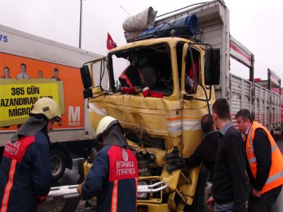 TEM'deki sıkışmalı kaza otoyolu kilitledi