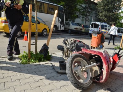 Ticari taksi ile motosiklet çarpıştı