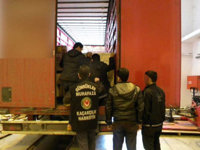 TIR dorsesinde 8 kaçak göçmen çıktı