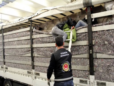 TIR dorsesinden 8 kaçak çıktı