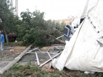 TIR, kaygan yolda devrildi, İpekyolu’nda trafik felç oldu