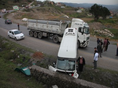 TIR'ın çarptığı maden işçilerini taşıyan servis su kanalına düştü: 15 yaralı