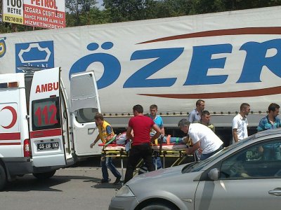 TIR'ın ikiye böldüğü aracın sürücüsü emniyet kemeri sayesinde hayatta kaldı