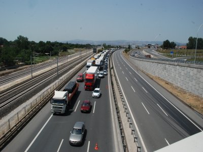 TIR'ın tankı köprüden aşağı düştü, üç araç saniye farkıyla kurtuldu