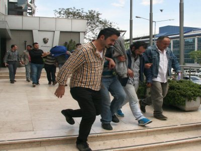 Torpido gözünde bulunan tespih, polisi hırsızlara götürdü